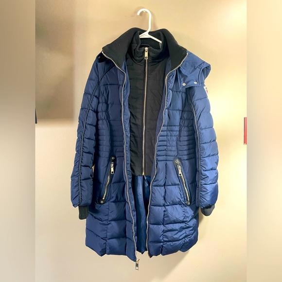 Beautiful Blue Guess Winter Down Jacket.Size Medium. - Picture 3 of 11